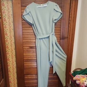 Chic Green Jumpsuit with Belted Waist and Short Sleeves